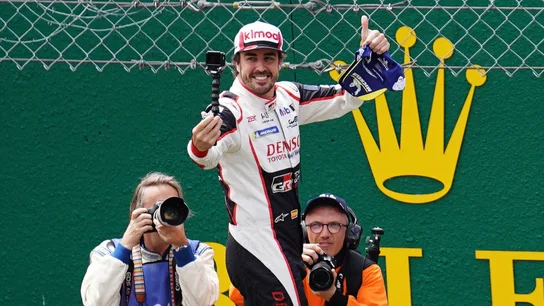 Fernando Alonso gana las 24 horas de Le Mans 2019 Fernando Alonso celebra su victoria en la carrera de 24 horas de Le Mans.