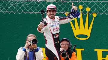 Fernando Alonso celebra su victoria en la carrera de 24 horas de Le Mans.