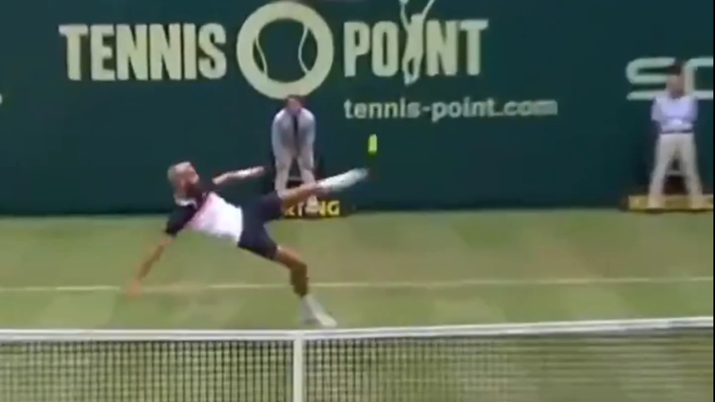 Paire intenta golpear la pelota con el pie Paire intenta golpear la pelota con el pie