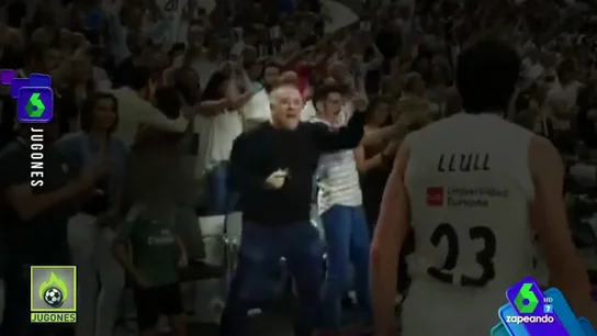 Las cámaras captan a García Ferreras celebrando la victoria del Real Madrid ante el Barcelona en la ACB Las cámaras captan a García Ferreras celebrando la victoria del Real Madrid ante el Barcelona en la ACB
