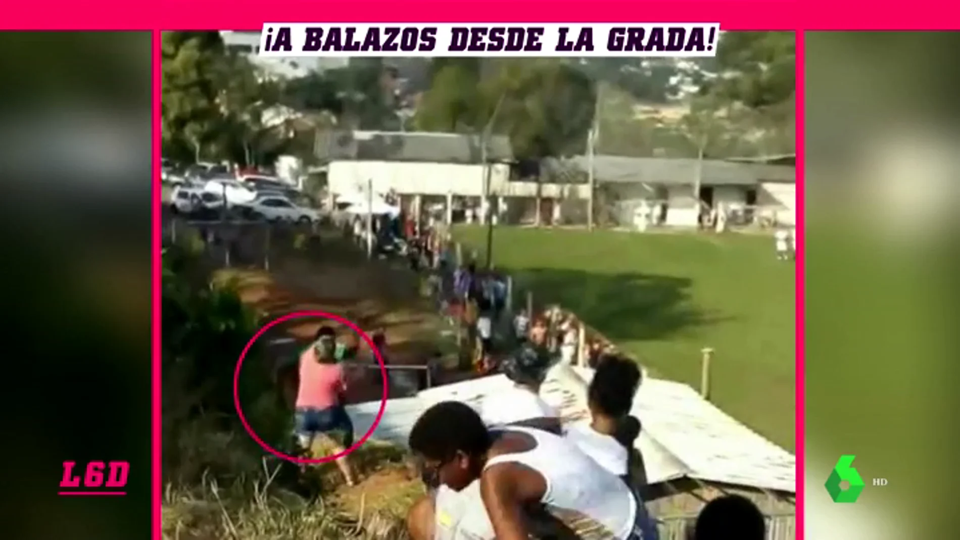 Un hombre dispara un arma en mitad de una tangana durante un partido en Brasil