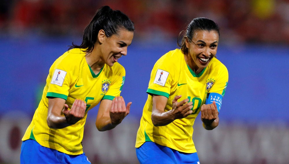 Marta celebra su gol 17 en los Mundiales junto a su compañera Thaisa