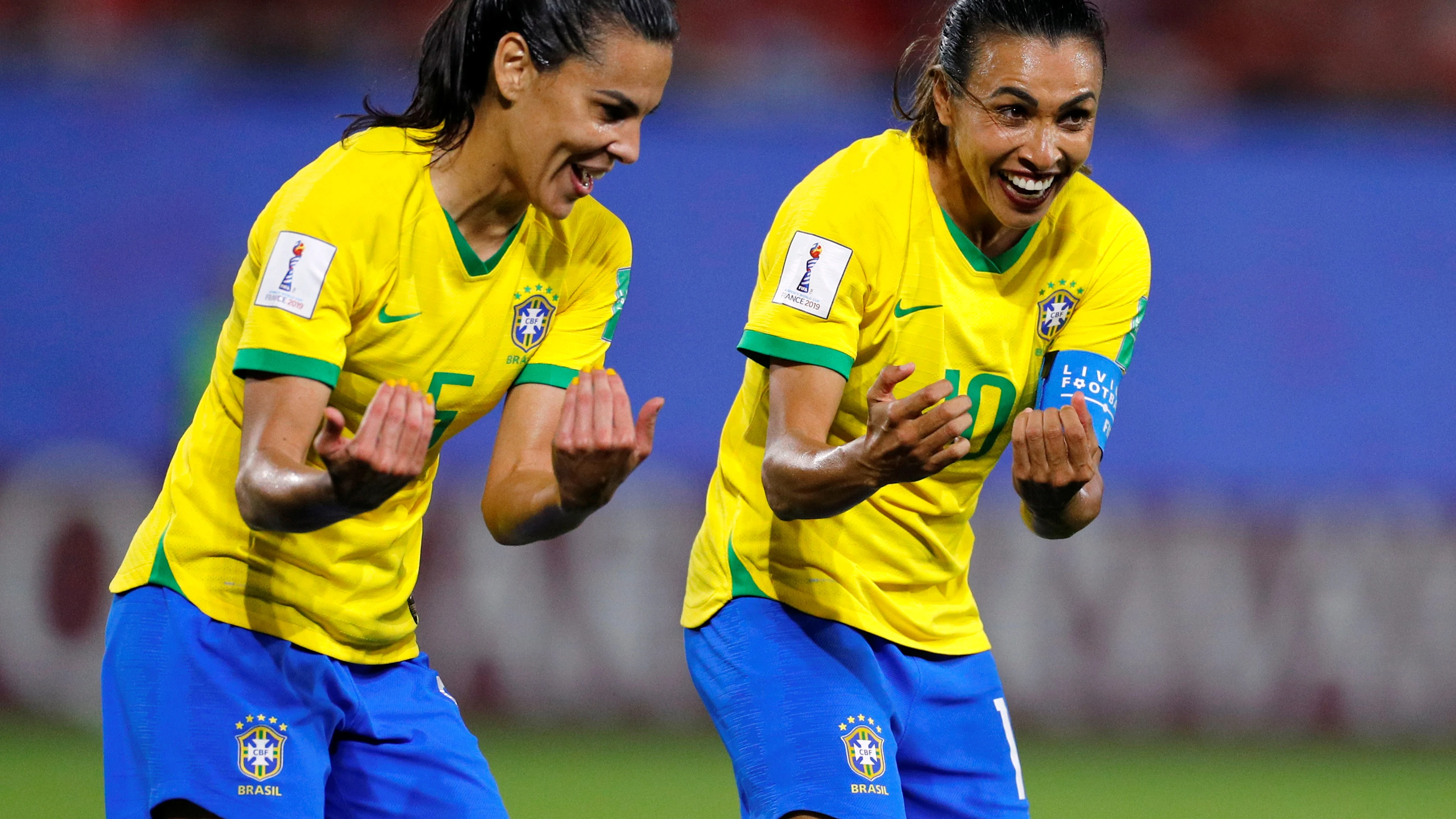 Marta celebra su gol 17 en los Mundiales junto a su compañera Thaisa