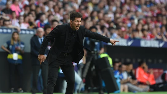 Simeone da indicaciones durante un partido del Atlético de Madrid Simeone da indicaciones durante un partido del Atlético de Madrid