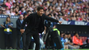 Simeone da indicaciones durante un partido del Atlético de Madrid