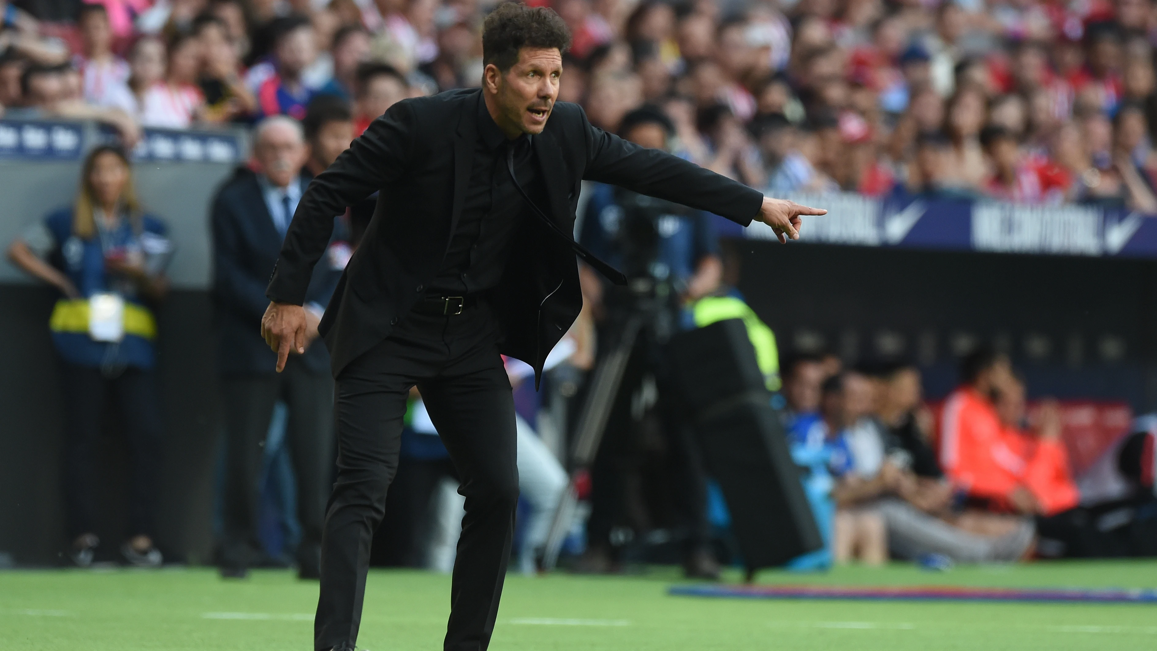 Simeone da indicaciones durante un partido del Atlético de Madrid