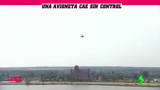 Duras imágenes: muere el piloto de una avioneta tras caer en picado contra el agua Duras imágenes: muere el piloto de una avioneta tras caer en picado contra el agua