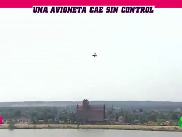 Duras imágenes: muere el piloto de una avioneta tras caer en picado contra el agua Duras imágenes: muere el piloto de una avioneta tras caer en picado contra el agua