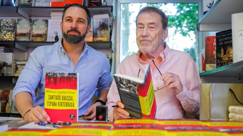 El presidente de Vox, Santiago Abascal, junto a Fernando Sánchez Drago