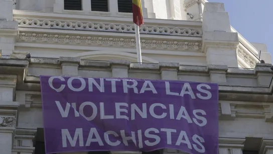 Una pancarta contra la violencia machista colgada de la fachada del Ayuntamiento de Madrid Una pancarta contra la violencia machista colgada de la fachada del Ayuntamiento de Madrid