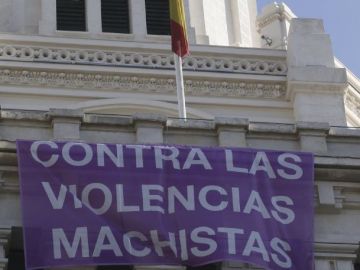Una pancarta contra la violencia machista colgada de la fachada del Ayuntamiento de Madrid Una pancarta contra la violencia machista colgada de la fachada del Ayuntamiento de Madrid