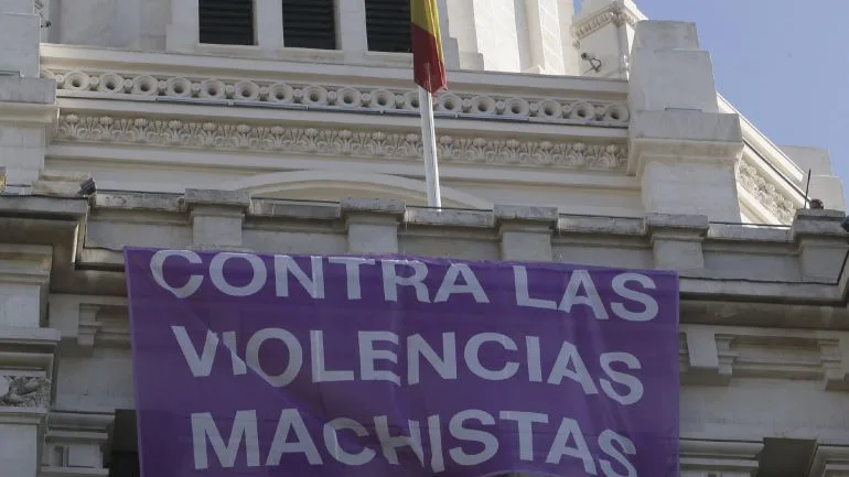 Una pancarta contra la violencia machista colgada de la fachada del Ayuntamiento de Madrid