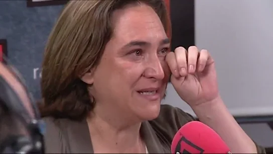 Colau reconoce emocionada que pensó en tirar la toalla: "Fue durísimo, nos dijeron 'putas', 'zorras' y 'guarras'" Colau reconoce emocionada que pensó en tirar la toalla: "Fue durísimo, nos dijeron 'putas', 'zorras' y 'guarras'"