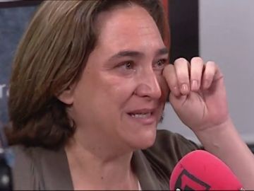 Colau reconoce emocionada que pensó en tirar la toalla: "Fue durísimo, nos dijeron 'putas', 'zorras' y 'guarras'" Colau reconoce emocionada que pensó en tirar la toalla: "Fue durísimo, nos dijeron 'putas', 'zorras' y 'guarras'"