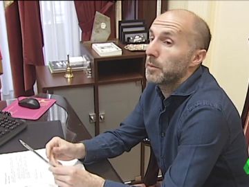 El alcalde de Ourense acusa a los funcionarios de absentismo injustificado y les obligará a fichar a diario El alcalde de Ourense acusa a los funcionarios de absentismo injustificado y les obligará a fichar a diario