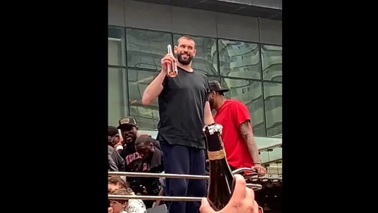 Marc Gasol, en la fiesta de los Raptors Marc Gasol, en la fiesta de los Raptors