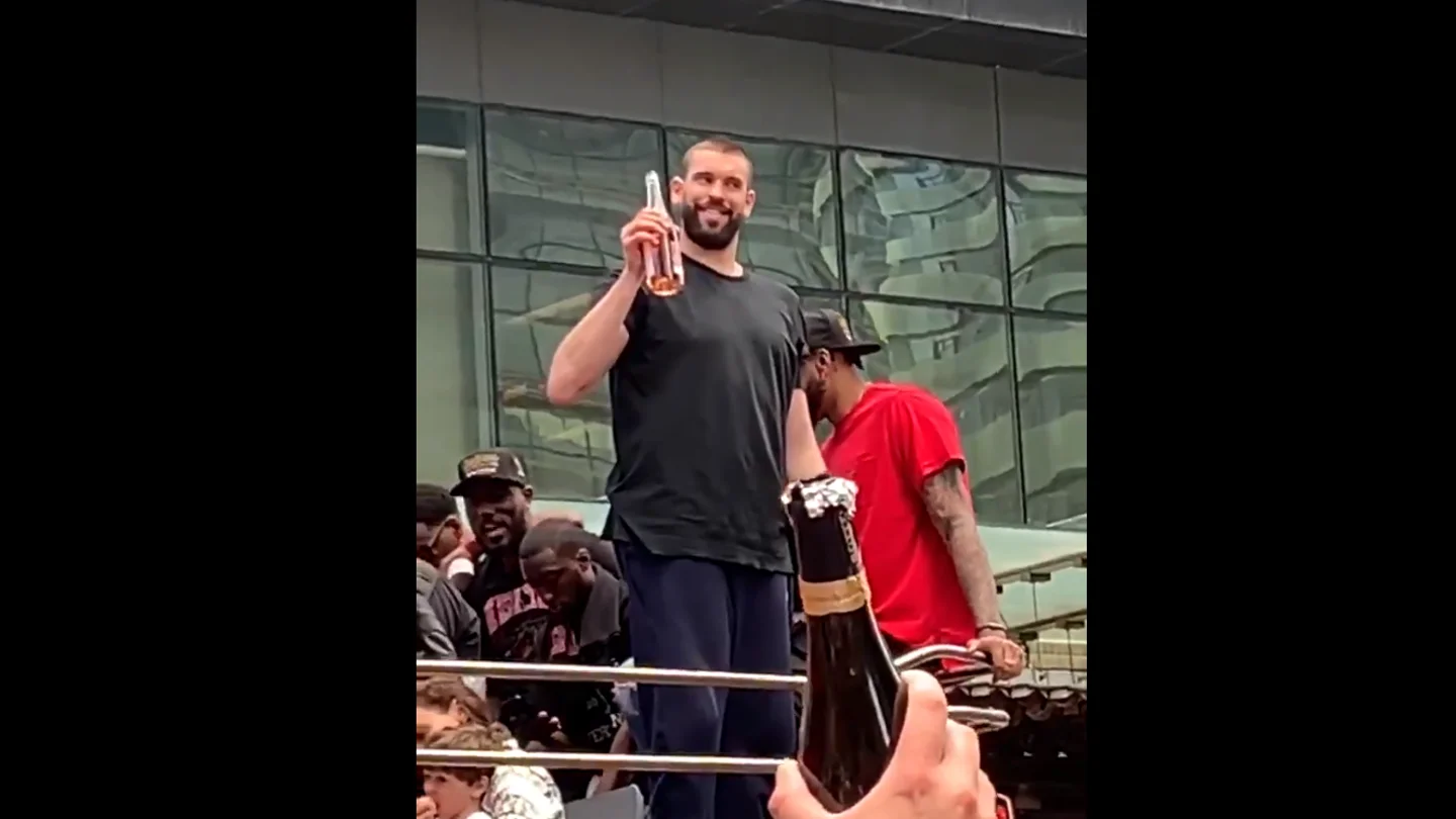 Marc Gasol, en la fiesta de los Raptors Marc Gasol, en la fiesta de los Raptors