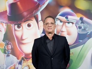 Tom Hanks junto al cartel de presentación de Toy Story Tom Hanks junto al cartel de presentación de Toy Story