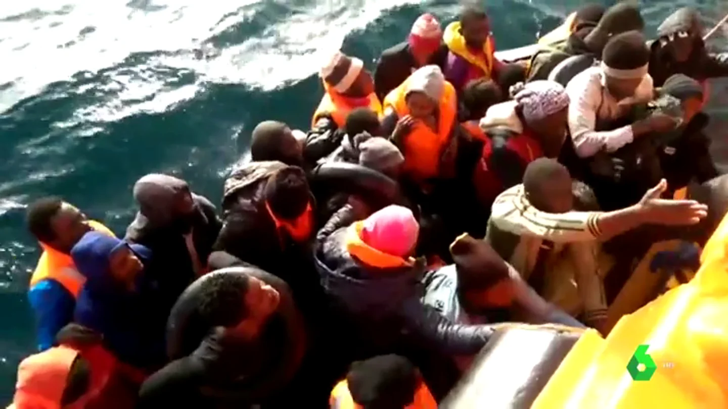 Al menos 22 desaparecidos tras naufragar su patera en el Mar de Alborán Al menos 22 desaparecidos tras naufragar su patera en el Mar de Alborán