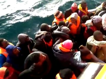 Al menos 22 desaparecidos tras naufragar su patera en el Mar de Alborán Al menos 22 desaparecidos tras naufragar su patera en el Mar de Alborán