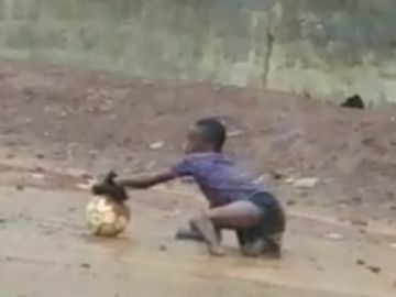 Santigi, el niño de Sierra Leona que juega al fútbol sin piernas Santigi, el niño de Sierra Leona que juega al fútbol sin piernas