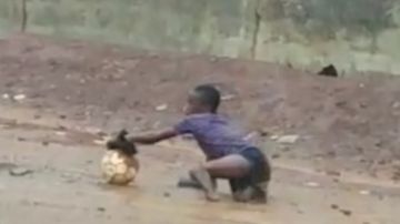 Santigi, el niño de Sierra Leona que juega al fútbol sin piernas