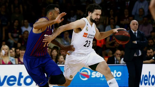 Llull intenta zafarse de la defensa de Hanga Llull intenta zafarse de la defensa de Hanga