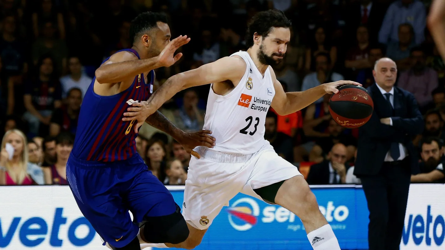 Llull intenta zafarse de la defensa de Hanga Llull intenta zafarse de la defensa de Hanga