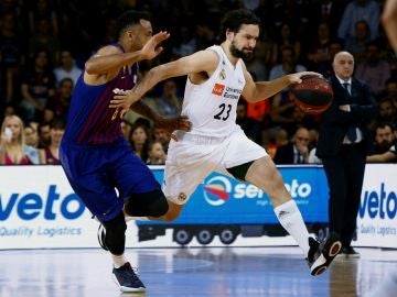 Llull intenta zafarse de la defensa de Hanga Llull intenta zafarse de la defensa de Hanga