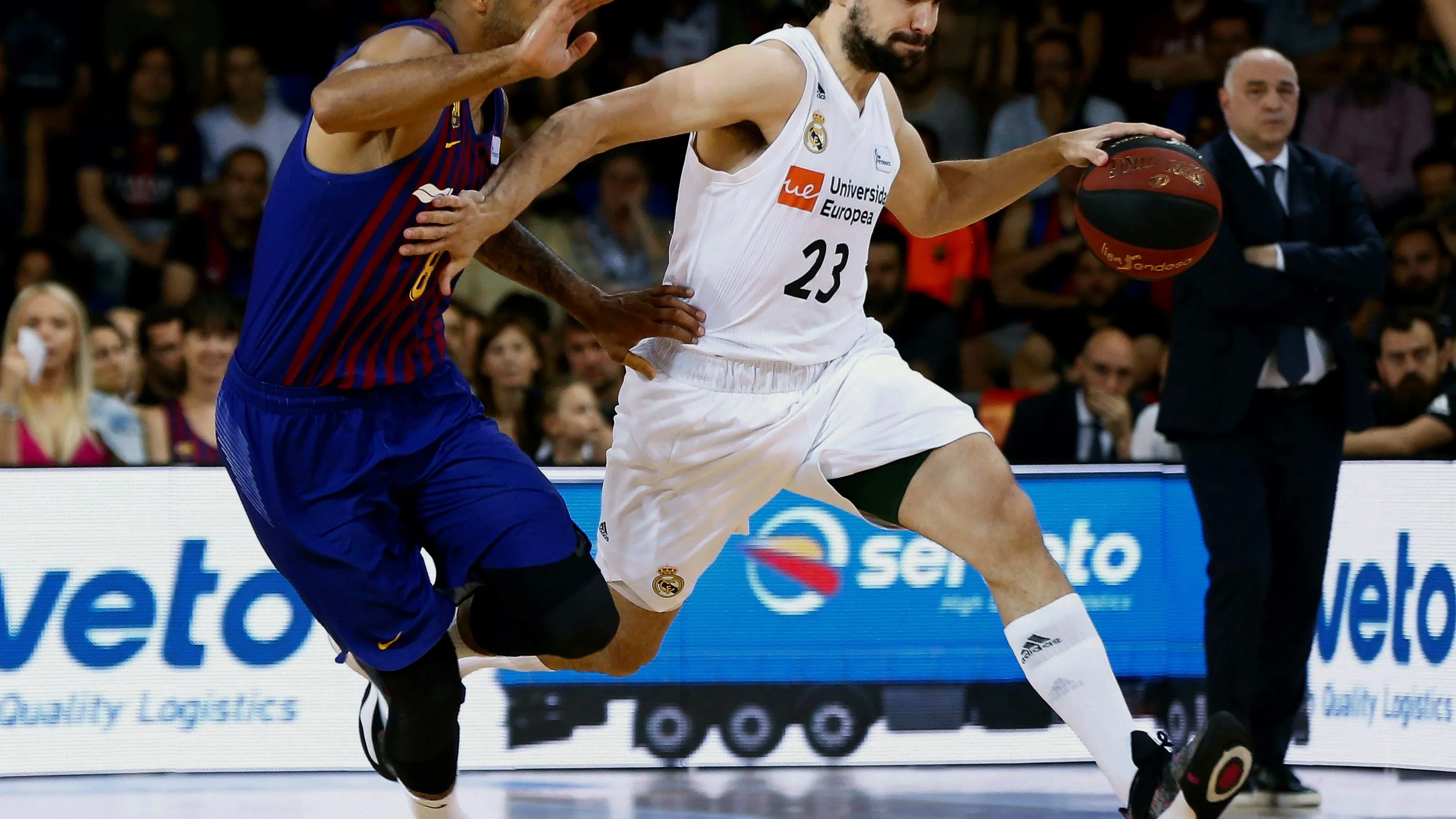 Llull intenta zafarse de la defensa de Hanga