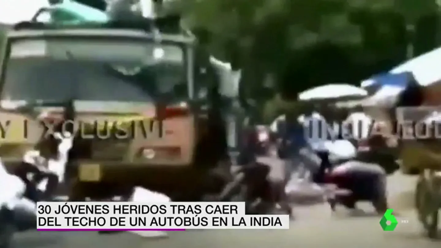Un impactante accidente en la India deja 30 jóvenes heridos tras caer del techo de un autobús Un impactante accidente en la India deja 30 jóvenes heridos tras caer del techo de un autobús