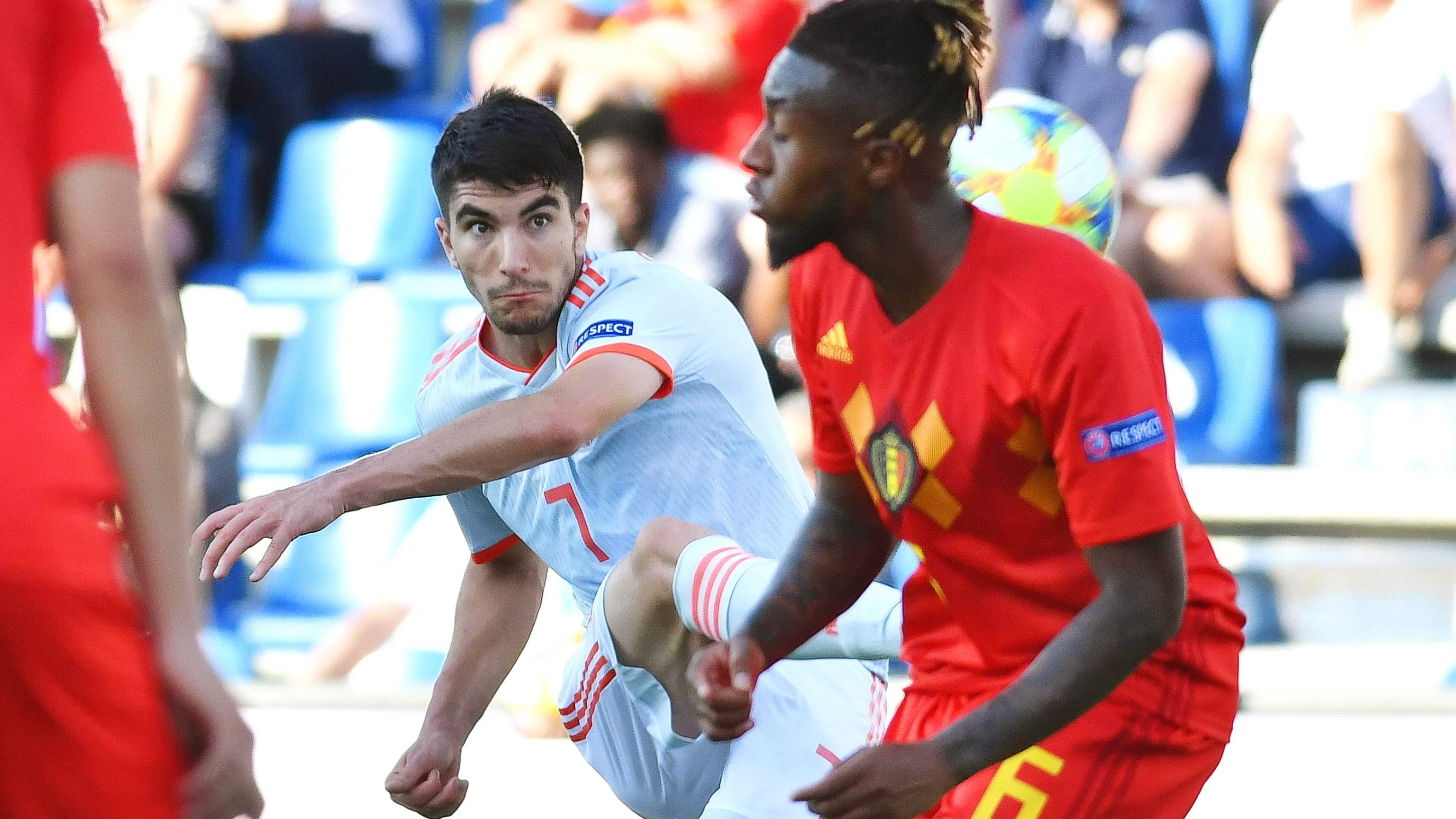 Carlos Soler dispara en el partido ante Bélgica