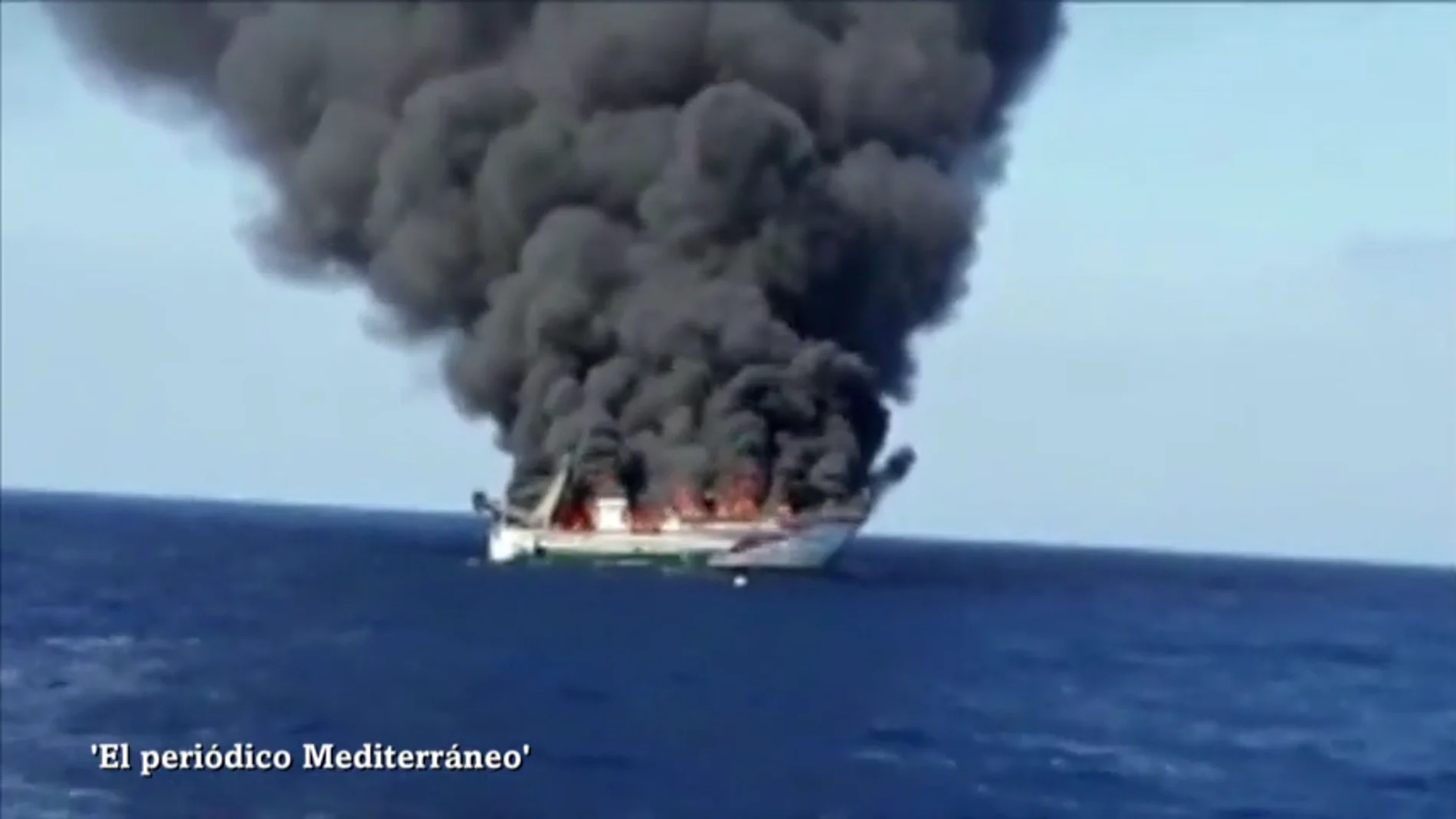 Un barco se hunde tras incendiarse frente a Oropesa del Mar
