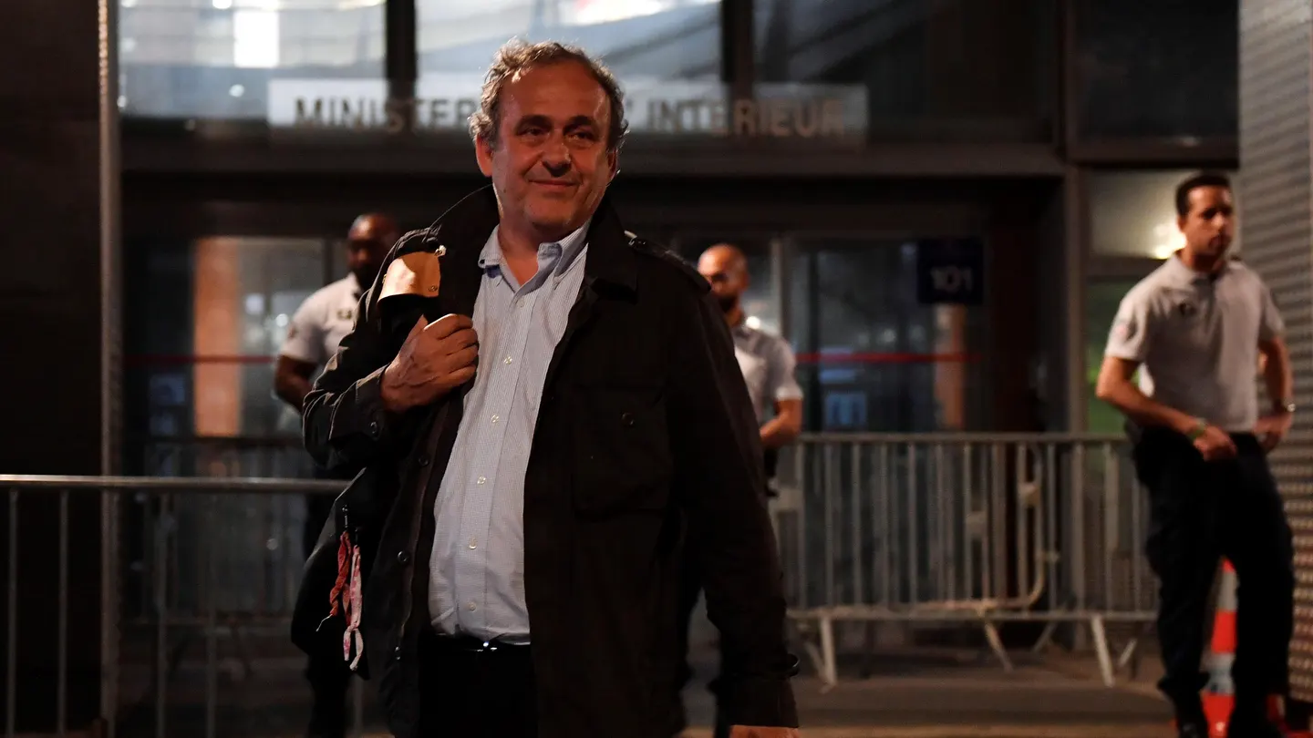 Michel Platini, a su salida de la Oficina Anticorrupción de la Policía Judicial en Nanterre (Francia) Michel Platini, a su salida de la Oficina Anticorrupción de la Policía Judicial en Nanterre (Francia)