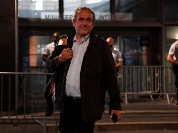 Michel Platini, a su salida de la Oficina Anticorrupción de la Policía Judicial en Nanterre (Francia) Michel Platini, a su salida de la Oficina Anticorrupción de la Policía Judicial en Nanterre (Francia)
