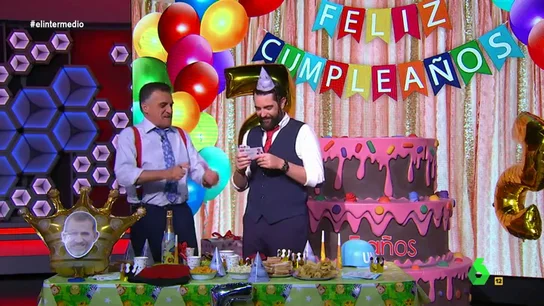 Del balón de Urdangarín a un casco de pacificador: los regalos de El Intermedio a Felipe VI por sus cinco años de reinado Del balón de Urdangarín a un casco de pacificador: los regalos de El Intermedio a Felipe VI por sus cinco años de reinado