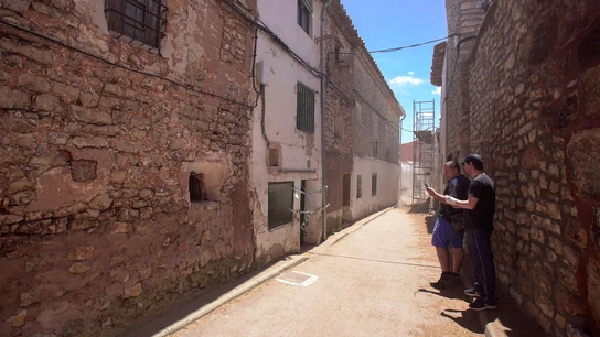 Vista del portal donde la Guardia Civil ha hallado a una mujer muerta Vista del portal donde la Guardia Civil ha hallado a una mujer muerta