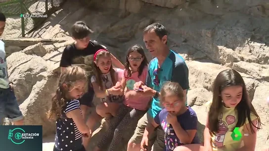 Un grupo de niños en la granja escuela Un grupo de niños en la granja escuela