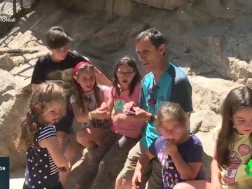 Un grupo de niños en la granja escuela Un grupo de niños en la granja escuela