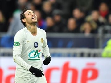 Neymar sonríe durante un partido con el PSG Neymar sonríe durante un partido con el PSG