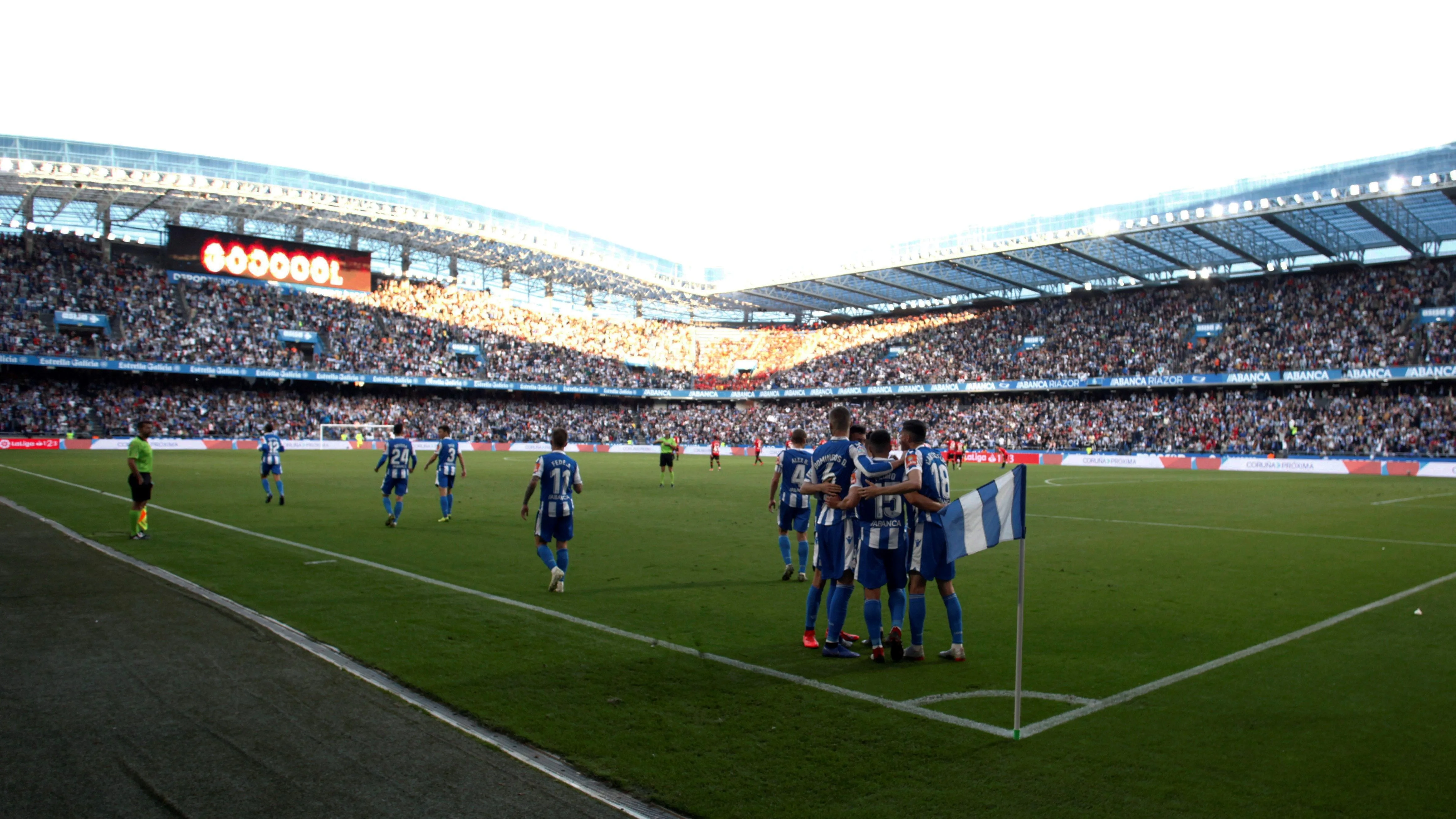 Los jugadores del Deportivo celebran el gol de Cartabia ante el Mallorca