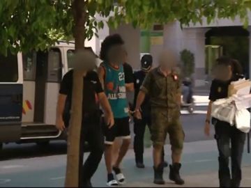 Prisión sin fianza para el joven de 20 años que estampó la cabeza de su exnovia contra un escaparate Prisión sin fianza para el joven de 20 años que estampó la cabeza de su exnovia contra un escaparate