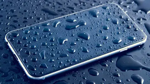 Un móvil mojado Un móvil mojado
