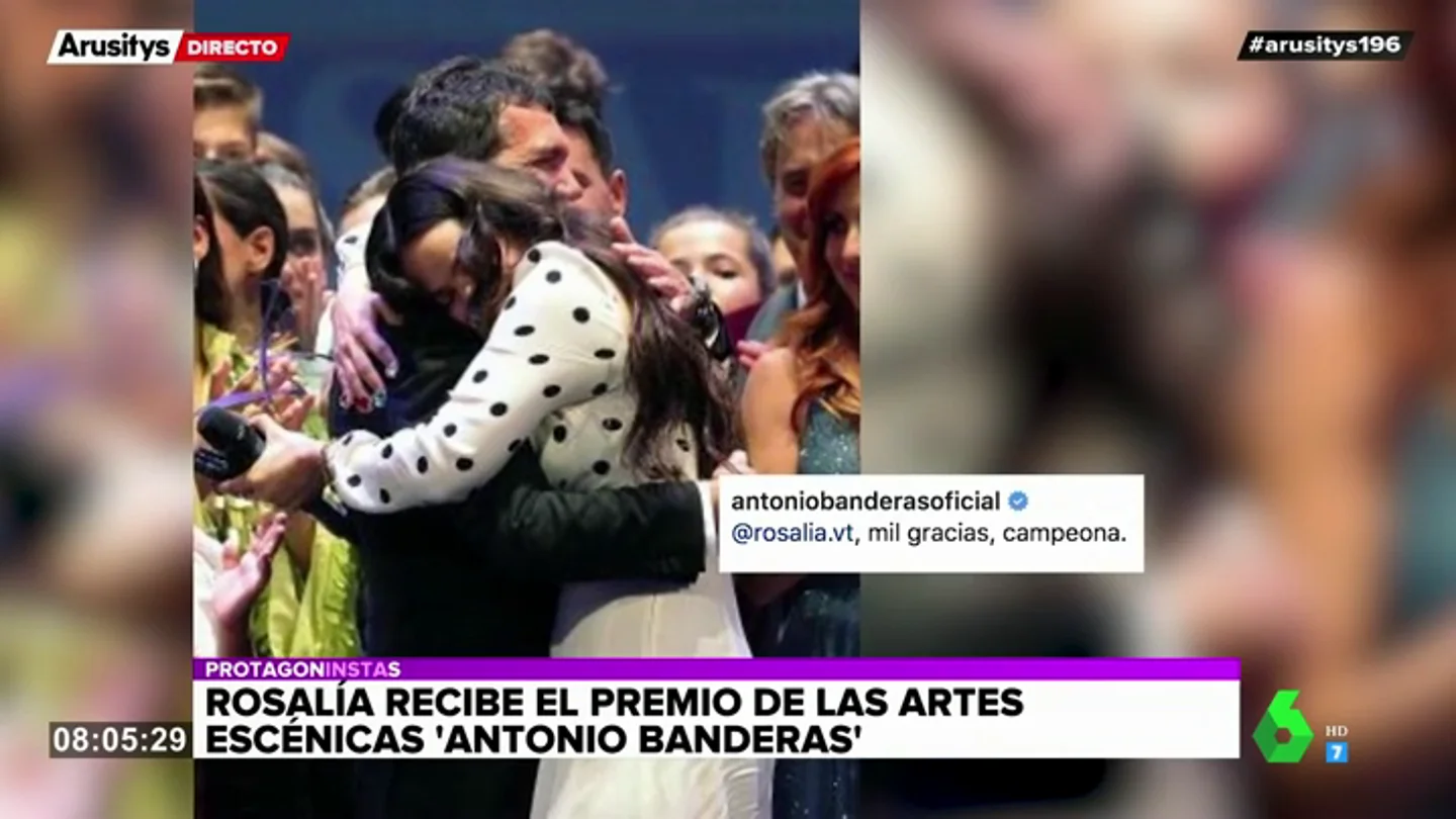 El emocionante momento en el que Rosalía recibe el premio Antonio Banderas de manos del actor El emocionante momento en el que Rosalía recibe el premio Antonio Banderas de manos del actor