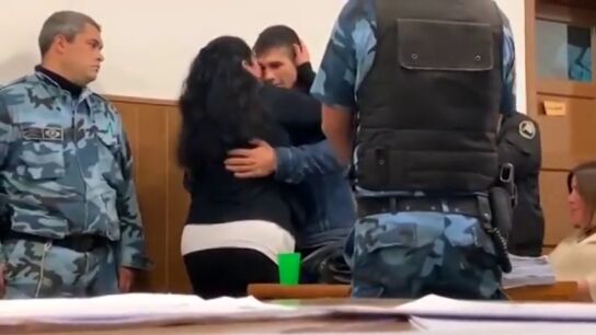 Una mujer abraza al asesino de su hijo en pleno juicio: "Te perdono como mam&aacute;, porque solo t&uacute; y &eacute;l sab&eacute;is lo que pas&oacute;"