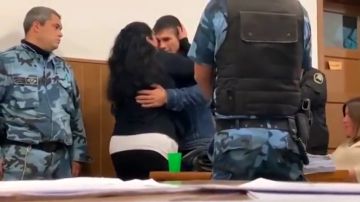 Una mujer abraza al asesino de su hijo en pleno juicio: "Te perdono como mamá, porque solo tú y él sabéis lo que pasó"