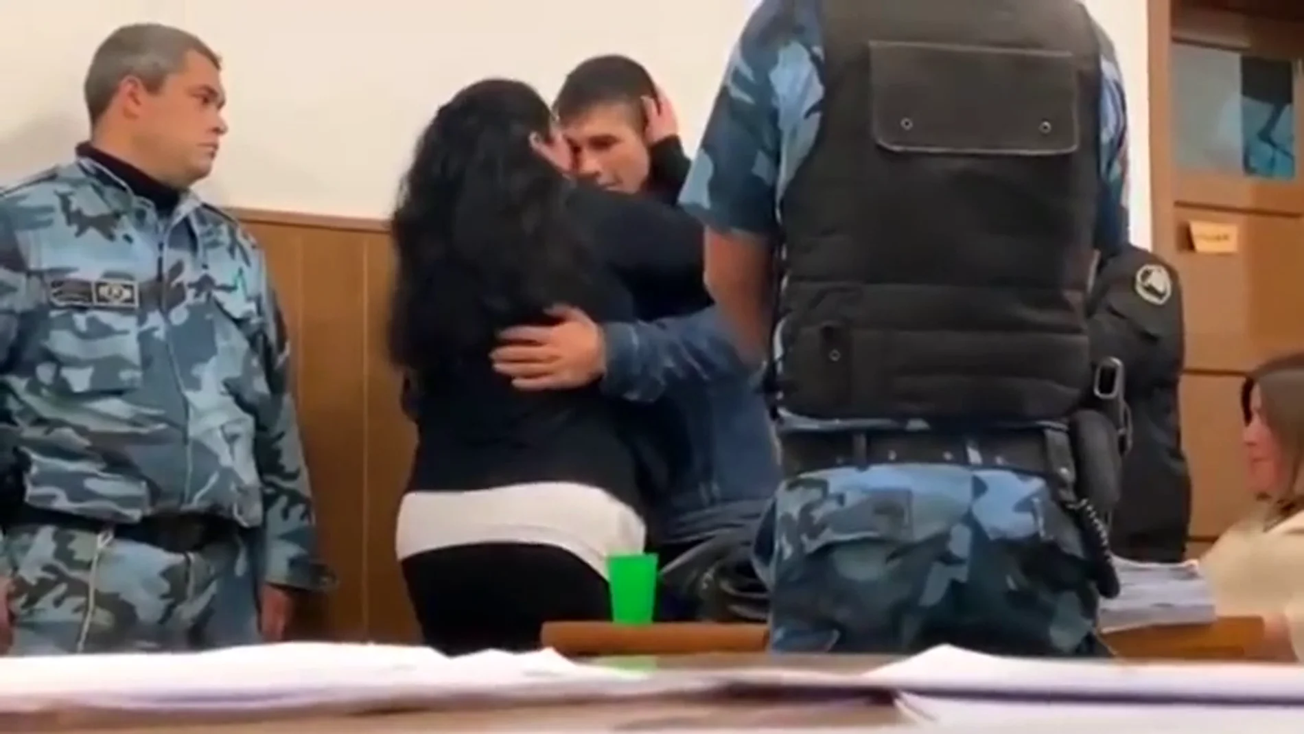Una mujer abraza al asesino de su hijo en pleno juicio: 