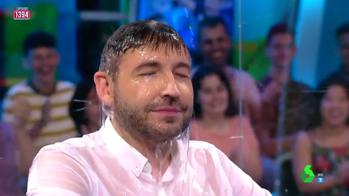 Miki Nadal y Frank Blanco se enfrentan en una guerra de agua Miki Nadal y Frank Blanco se enfrentan en una guerra de agua