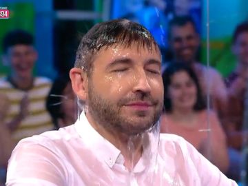 Miki Nadal y Frank Blanco se enfrentan en una guerra de agua Miki Nadal y Frank Blanco se enfrentan en una guerra de agua