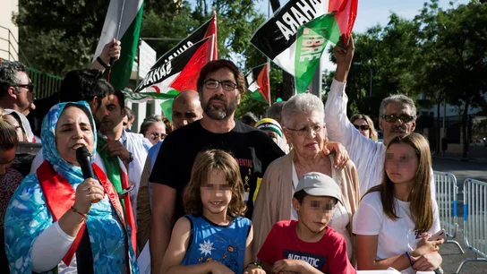 La actriz Pilar Bardem y el actor Javier Bardem durante su asistencia a una concentración La actriz Pilar Bardem y el actor Javier Bardem durante su asistencia a una concentración